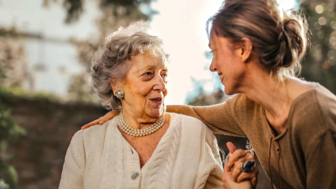 Imagen de dos personas conectando / PEXELS