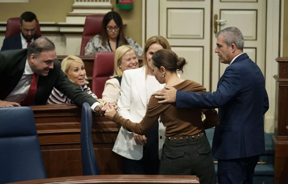 El vicepresidente del Gobierno de Canarias, Manuel Domínguez (1d), y varios diputados del PP felicitan a la consejera de Turismo, su compañera Jéssica de León, durante el debate. EFE Ramón de la Rocha