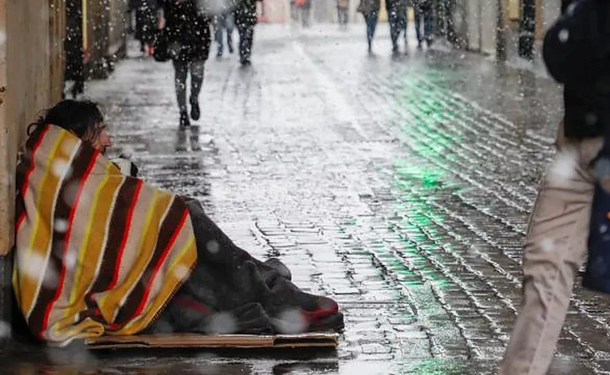 Persona en situación de calle un día de lluvia|REDES