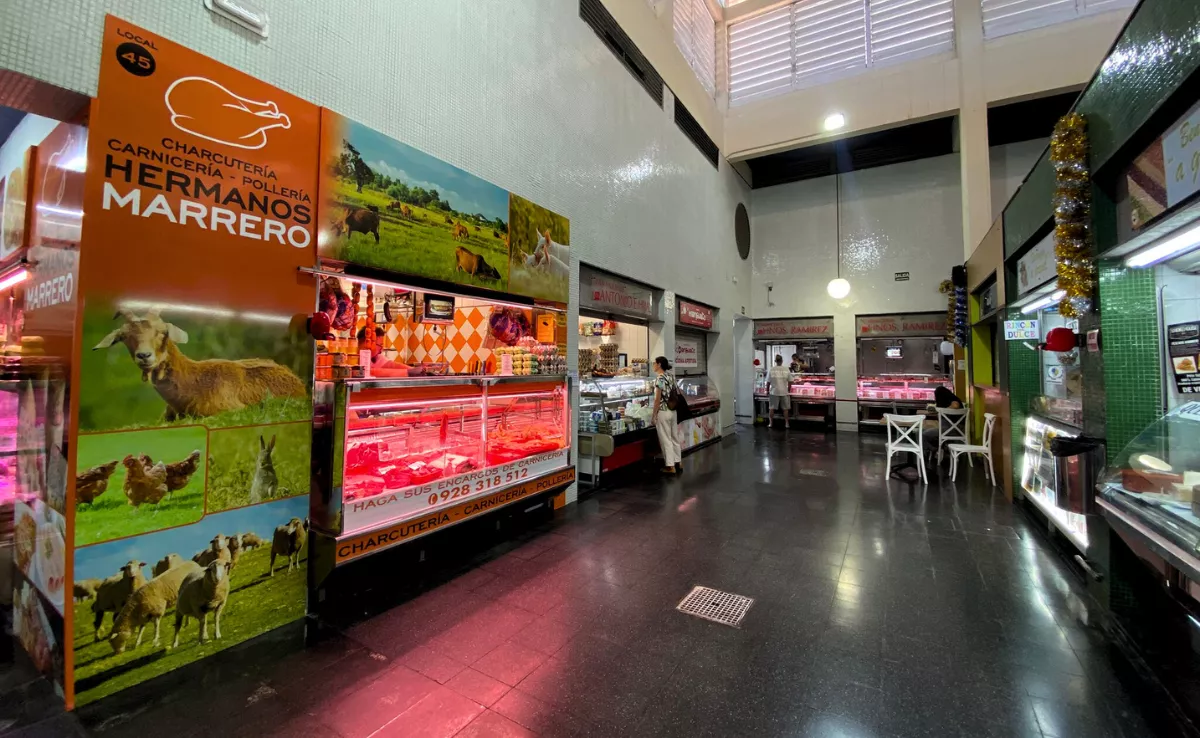 Las carnicerías del Mercado de Vegueta, en Las Palmas, acusan la subida del pollo a los aranceles de Brasil / ATLÁNTICO HOY