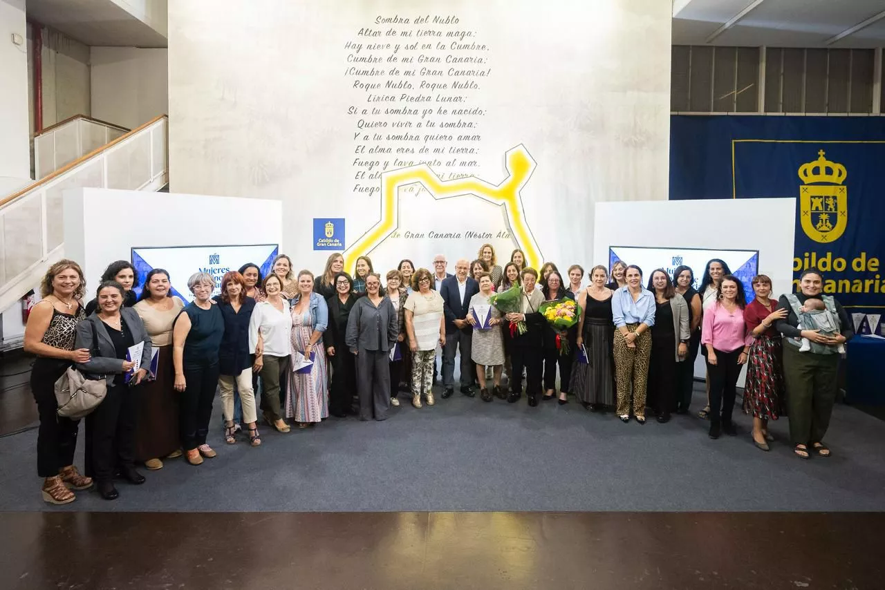 La Asociación Insular de Desarrollo Rural de Gran Canaria (Aider Gran Canaria) presentó este martes, en la Casa Palacio del Cabildo, el libro 'Mujeres del Vino de Gran Canaria: legado, impulso y transformación desde el mundo rural'. 