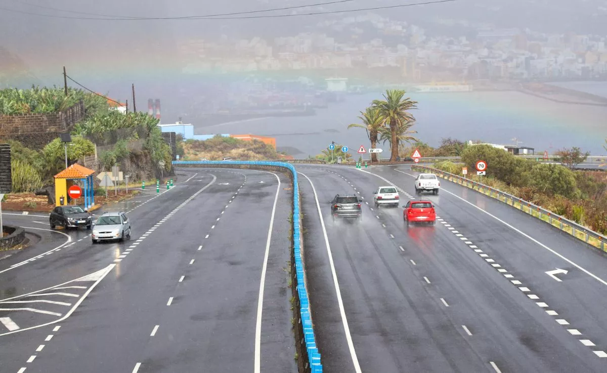 Carretera de acceso a Santa Cruz de La Palma. /EFE / Luis G. Morera