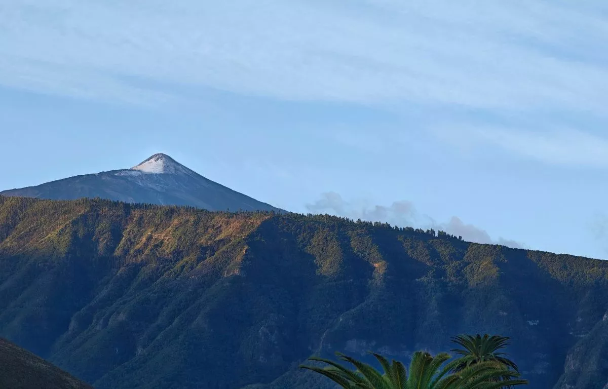 El pico del Teide amanece ligeramente nevado tras el paso de la borrasca Claudia. / Juan Vicente Lagunilla García