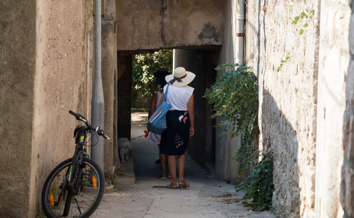 Imagen de una persona paseando por un pueblo / CANVA