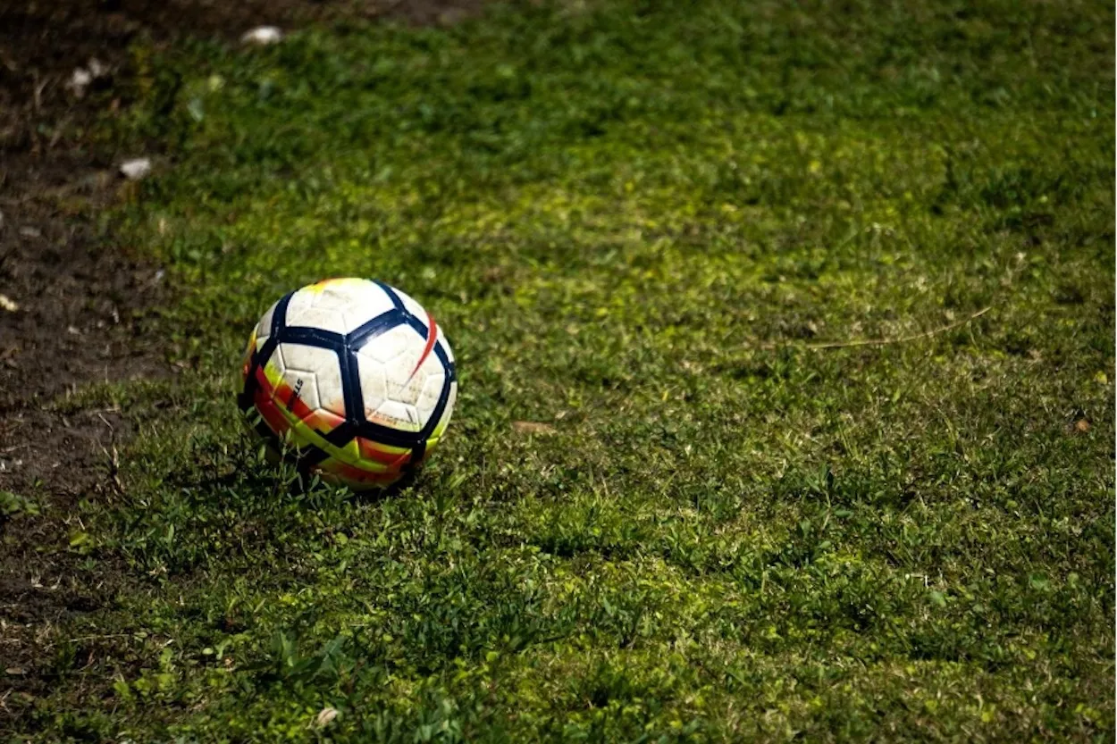Balón de fútbol en el campo