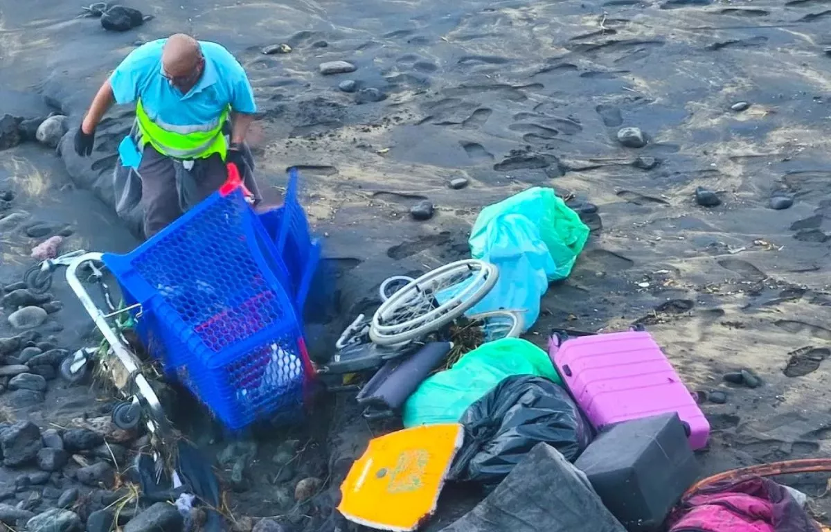 Una silla de ruedas en la orilla: la suciedad del barranco de La Ballena llega a Las Canteras. MIPLAYADELASCANTERAS