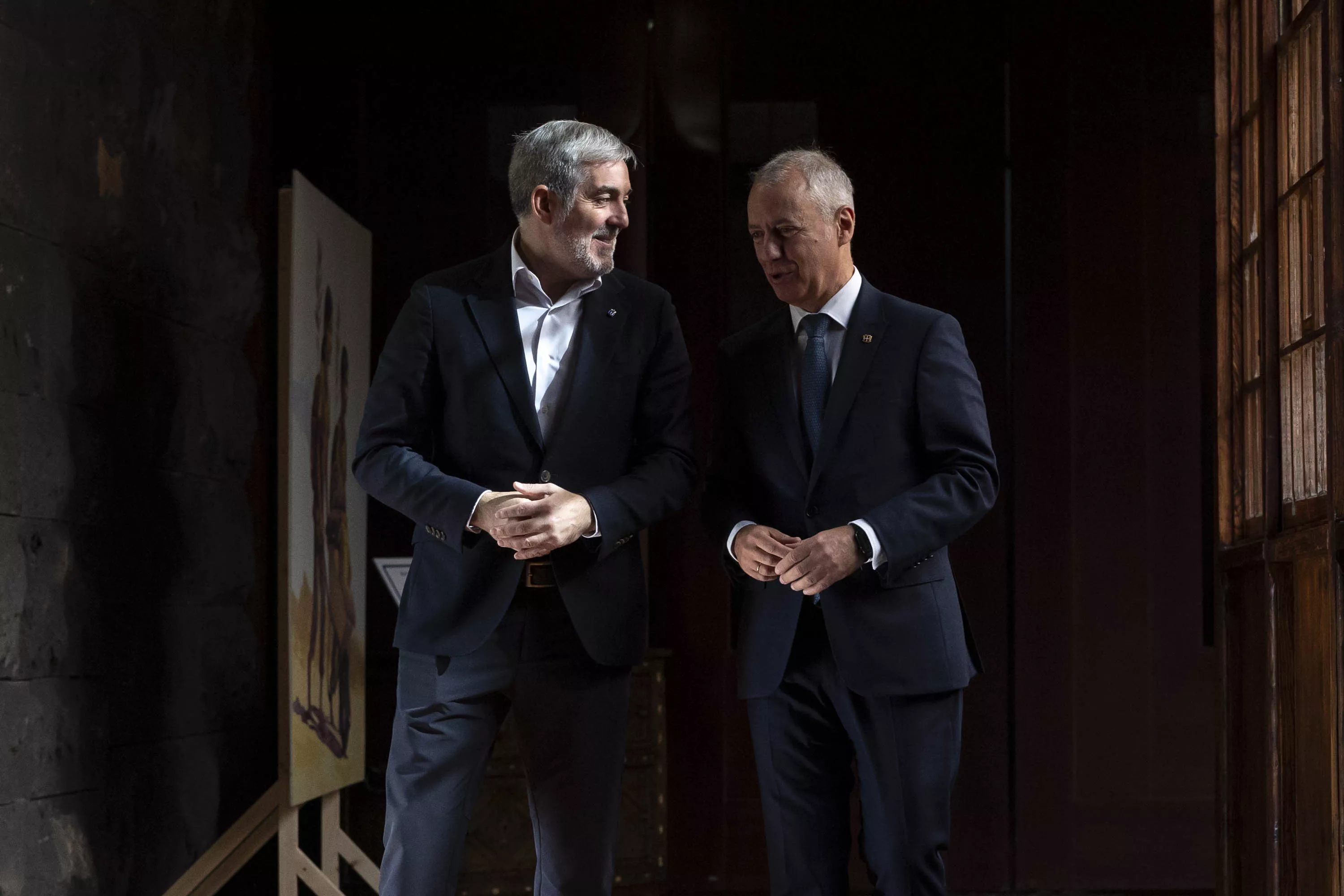 El presidente de Canarias, Fernando Clavijo (i), ha recibido este jueves en Santa Cruz de Tenerife al lehendakari entre 2021 y 2024, Íñigo Urkullu