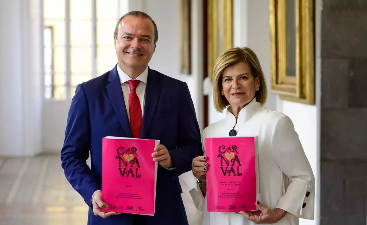 Augusto Hidalgo, con la concejala Inmaculada Medina, durante un acto para promocionar el Carnaval en su etapa de alcalde. / EFE