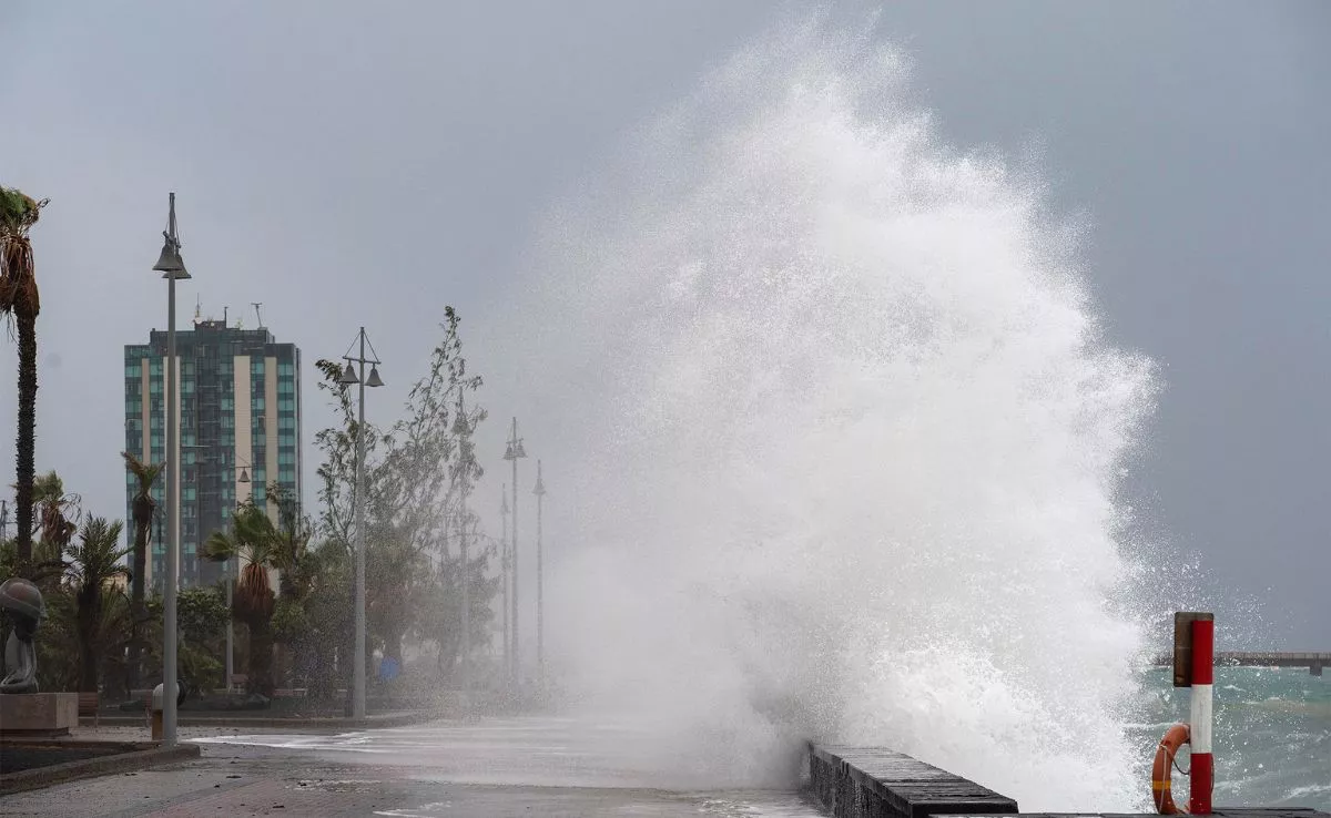 Olas en el litoral de Arrecife, donde este jueves el puerto permanece inoperativo. /EFE/Adriel Perdomo Olas en el litoral de Arrecife, donde este jueves el puerto permanece inoperativo. /EFE/Adriel Perdomo