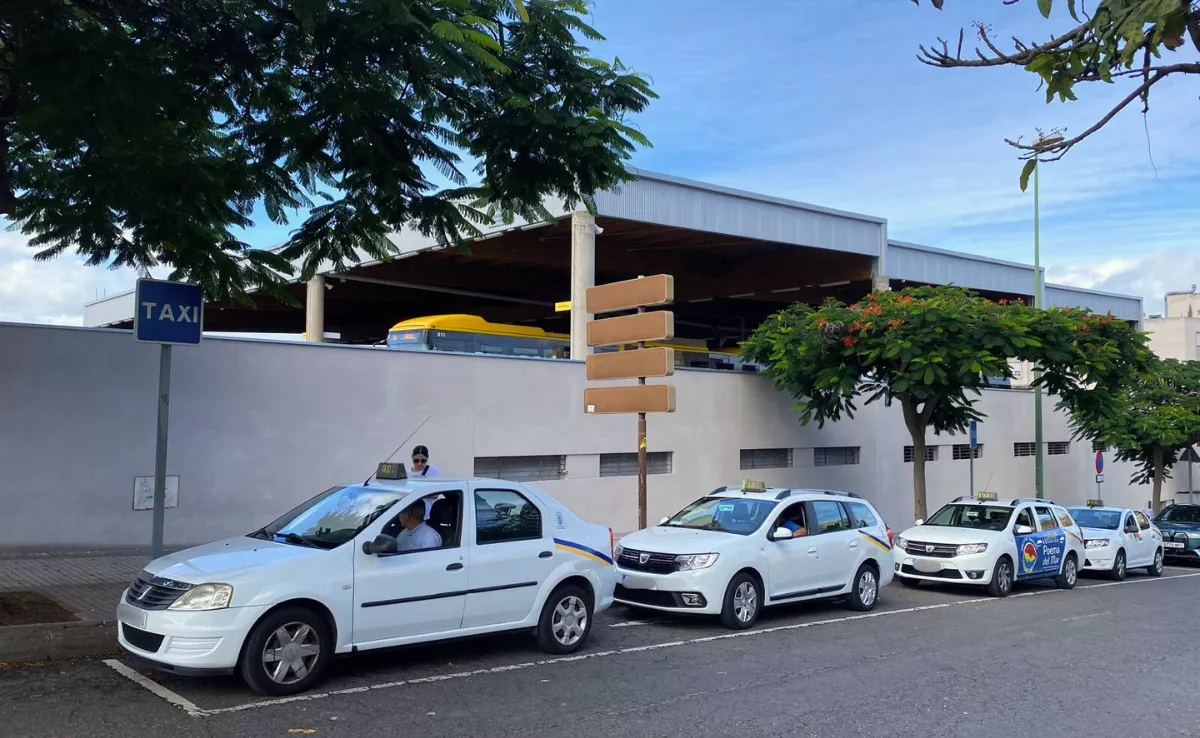 Parada de taxis en Tamaraceite / ARIADNA MARTÍNEZ - ATLÁNTICO HOY