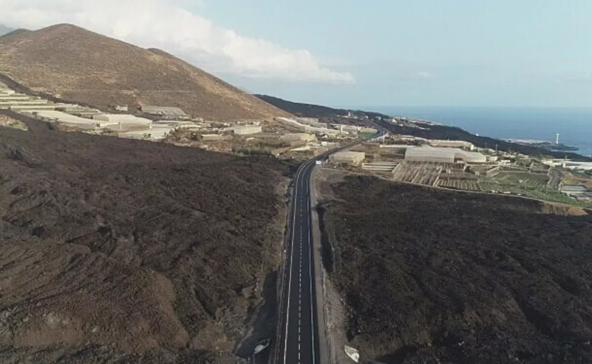 Imagen de la carretera construida sobre lava que une la costa de Tazacorte con Puerto Naos en Los Llanos de Aridane / MITMA