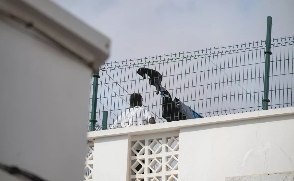 La Policía Nacional ha registrado este jueves un centro de menores migrantes en Puerto de Rosario (Fuerteventura) . /EFE/Carlos de Sáa
