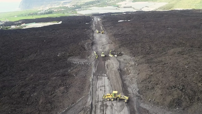 Proceso de la construcción de la carretera sobre la lava reciente / CEDIDA Proceso de la construcción de la carretera sobre la lava reciente / CEDIDA