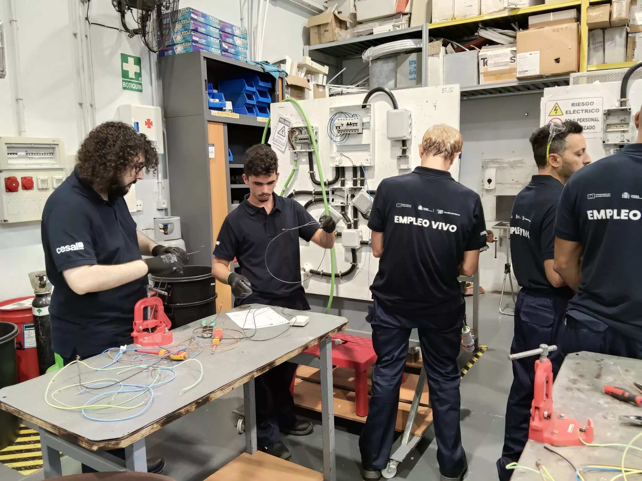 Alumnado del proyecto Empleo Vivo formándose.