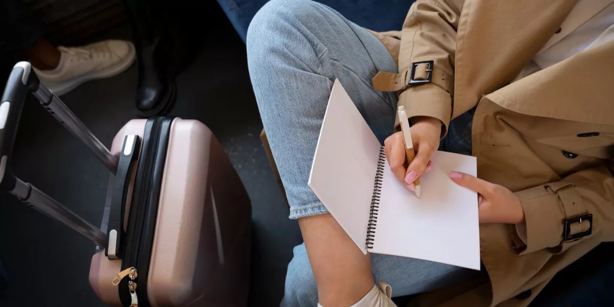 Imagen de una estudiante viajando / AH