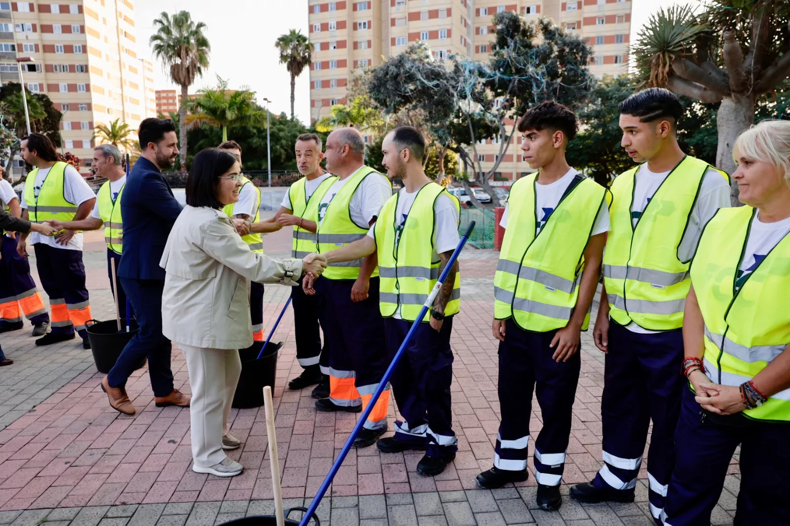 La alcaldesa, Carolina Darias, saluda al personal de refuerzo del nuevo contrato de limpieza (2)