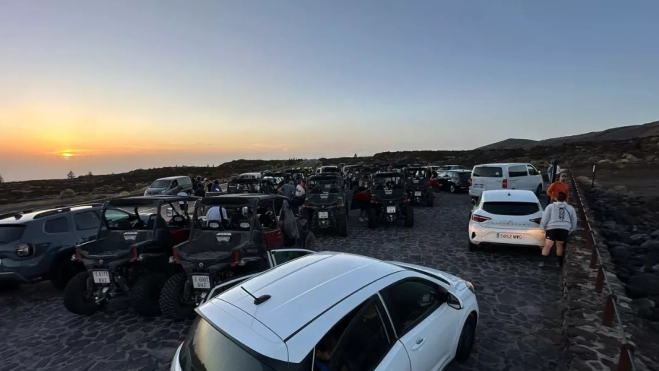 Vehículos de visitantes en el Parque Nacional del Teide / CLÚSTER AUDIOVISUAL Vehículos de visitantes en el Parque Nacional del Teide / CLÚSTER AUDIOVISUAL