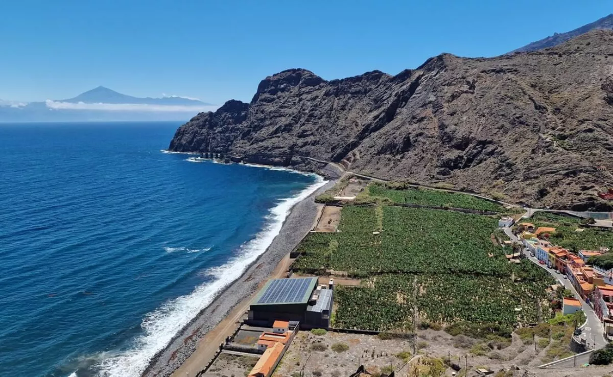 Vista de la playa de Santa Catalina, en Hermigua (La Gomera), donde se va a ampliar el centro de talasoterapia a costa de expripiarle una finca a un empresario que quería montar un kiosko./ AH