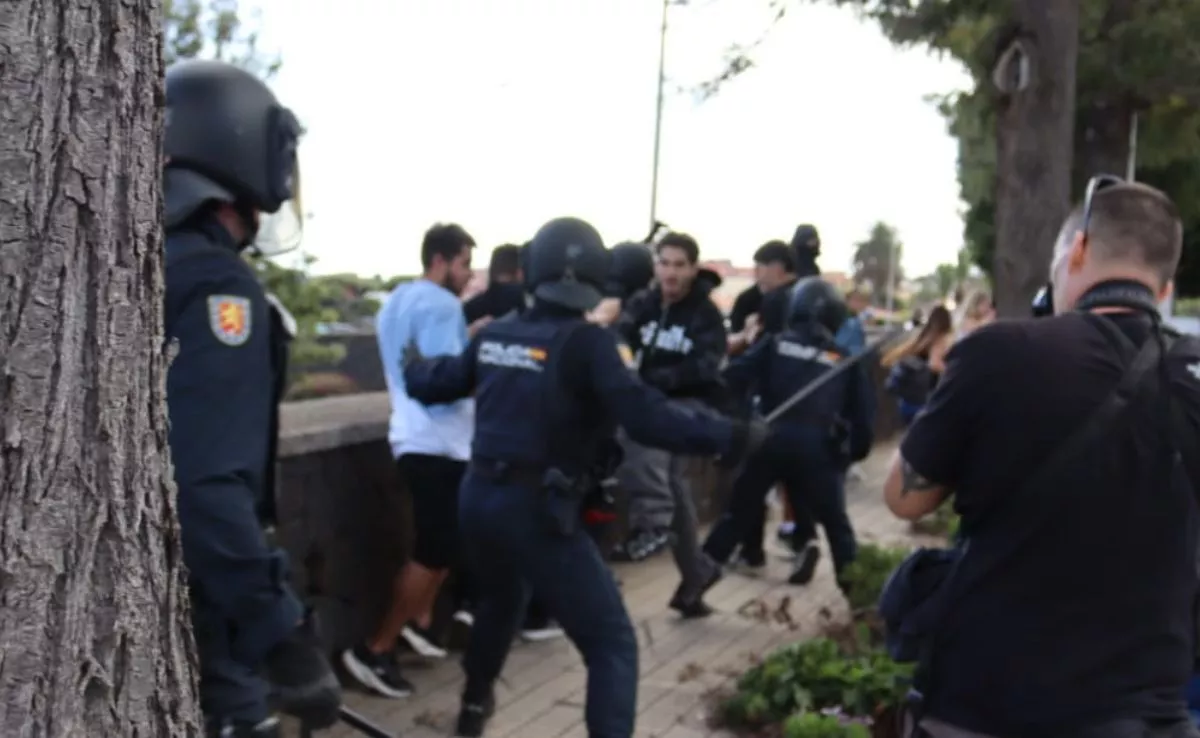Momento en el que un manifestante (azul) ha recibido un porrazo en la rodilla por el que ha tenido que ser evacuado en ambulancia./ AINOHA CRUZ-AH