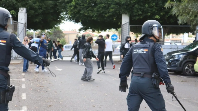 Policía Nacional cargando contra manifestantes en la ULL. /AH Policía Nacional cargando contra manifestantes en la ULL. /AH