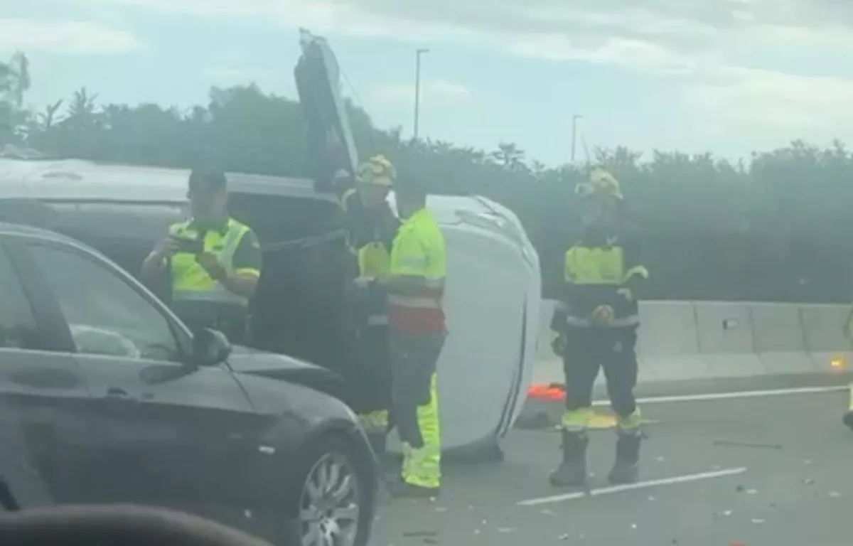Un vehículo vuelca en la GC 1 en sentido sur a la altura de Las Remudas. AH