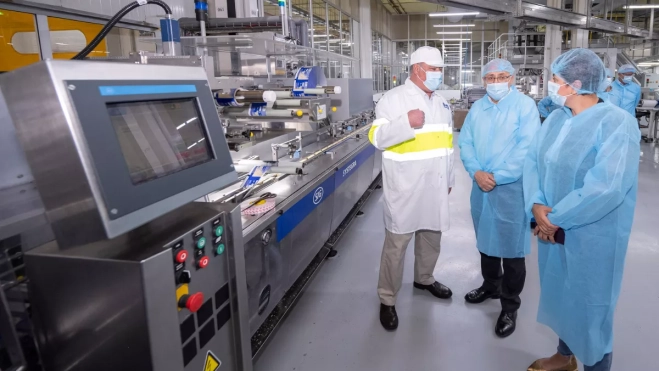 Una visita del presidente del Cabildo a la fábrica de Tirma / CEDIDA Una visita del presidente del Cabildo a la fábrica de Tirma / CEDIDA