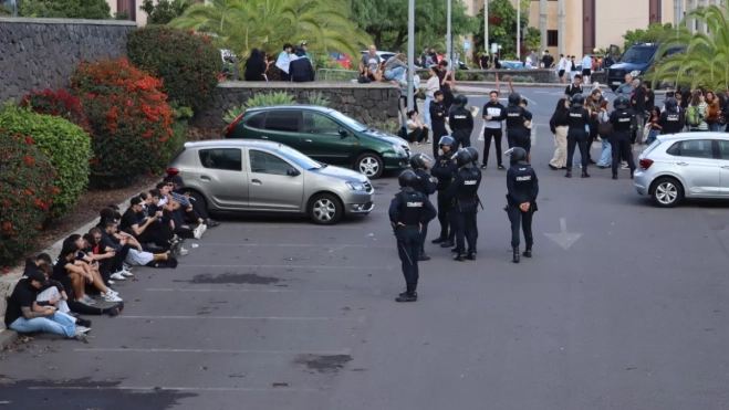 Manifestantes antifascistas retenidos por la Policía Nacional en los párquines de la facultad de derecho de la ULL tras la charla de Vito Quiles./ AINOHA CRUZ-AH Manifestantes antifascistas retenidos por la Policía Nacional en los párquines de la facultad de derecho de la ULL tras la charla de Vito Quiles./ AINOHA CRUZ-AH