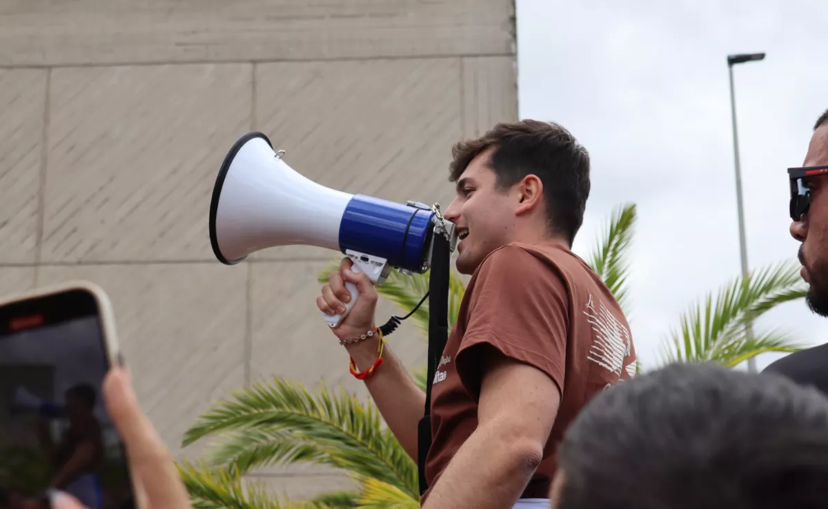 Vito Quiles, megáfono en mano, da un discurso en la ULL./ AINOHA CRUZ-AH