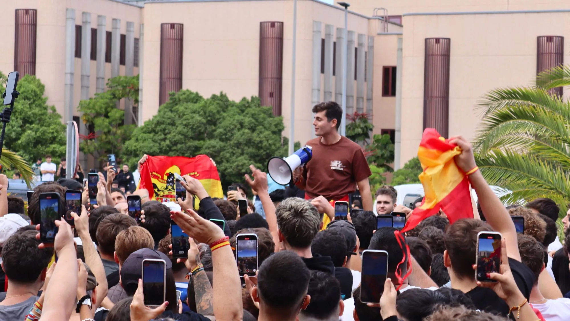El agitador Vito Quiles en La Laguna, con una persona que enarbola la bandera franquista a su lado. / AINOHA CRUZ-AH