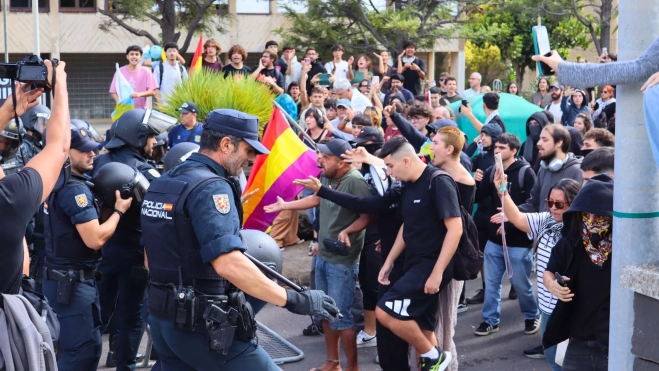 Momento de tensión entre manifestantes y policía en la concentración antifascista por la presencia de Vito Quiles en la ULL. ATLÁNTICO HOY