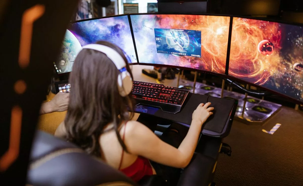 Mujer jugando a videojuegos. /Pexels