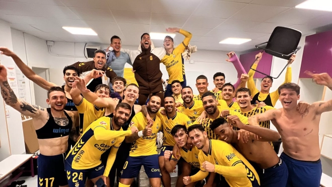 Los futbolistas desplazados a Valladolid celebran en el vestuario del José Zorrilla el triunfo de la UD Las Palmas. / @UDLP_Oficial