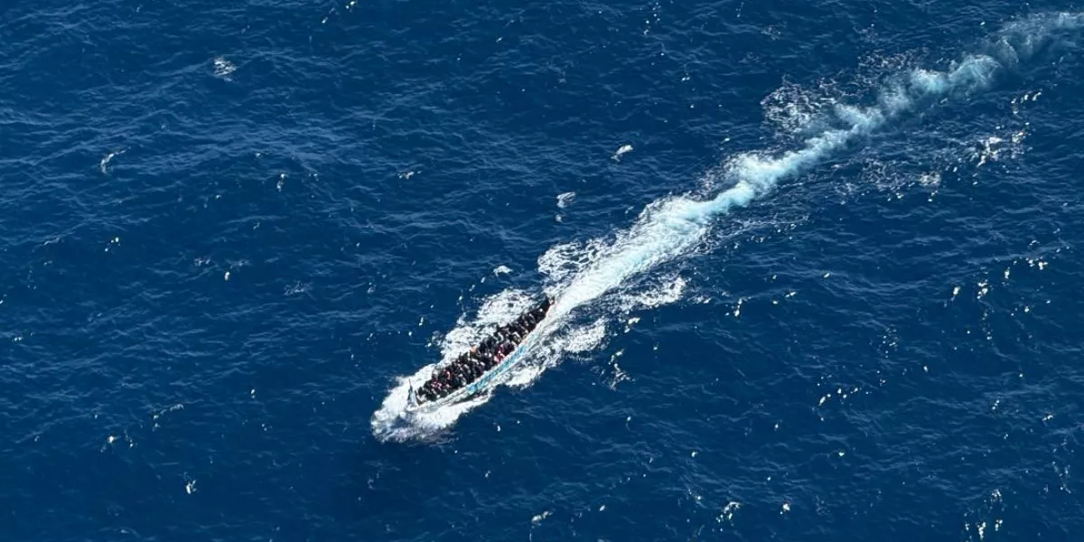 Imagen aérea de migrantes en cayuco  SALVAMENTO