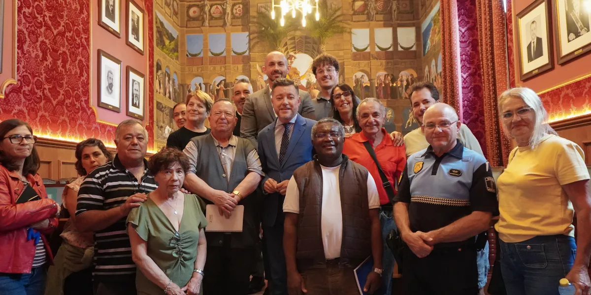 Foto de familia de Teodoro Sosa y los vecinos de La Montaña  AYUNTAMIENTO DE GÁLDAR