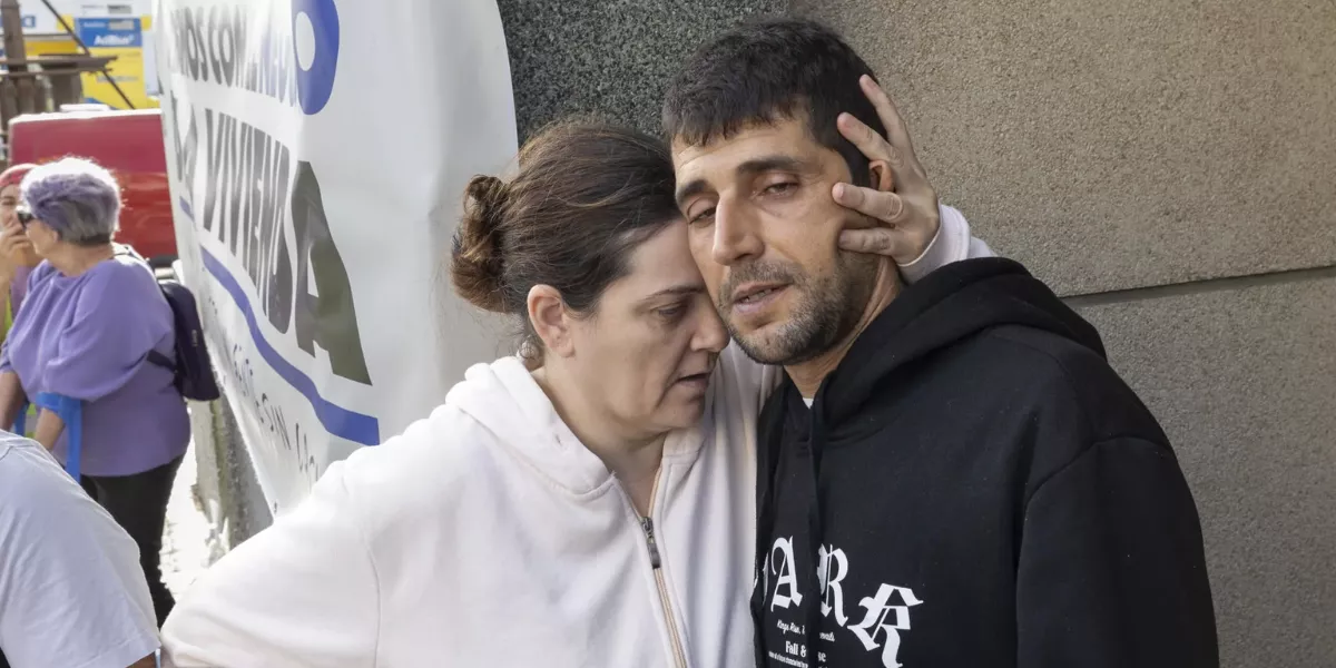Moisés Macías y su esposa Raquel, los afectados, se abrazan al conocer que el desahucio se ha aplazado / EFE - Quique Curbelo