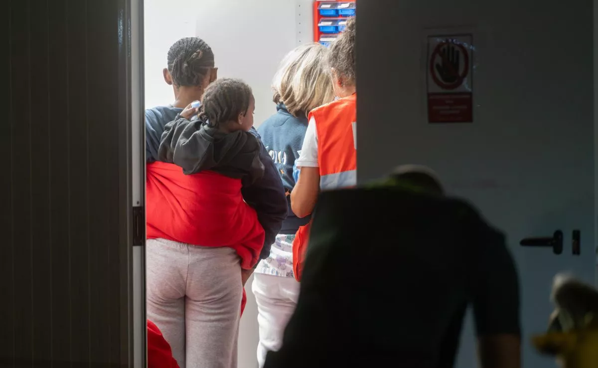  La Salvamar Ízar, de Salvamento Marítimo, rescata al este de Fuerteventura a 61 inmigrantes, entre ellos, dos niños. /EFE/Carlos de Saá