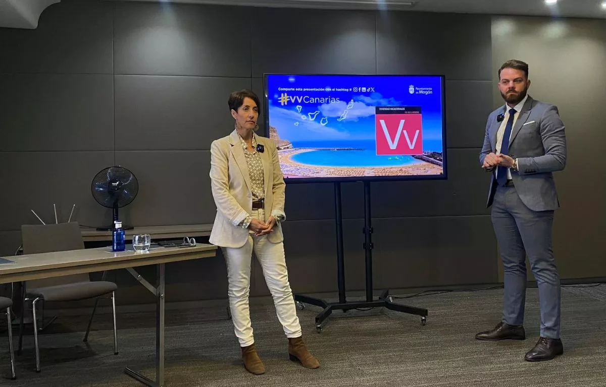 La alcaldesa de Mogán, Onalia Bueno, junto al director general de Gestión Mogán, Eduardo Álamo, durante la presentación municipal sobre el impacto de la nueva ley de vivienda vacacional en Canarias. ARIADNA MARTÍNEZ AH