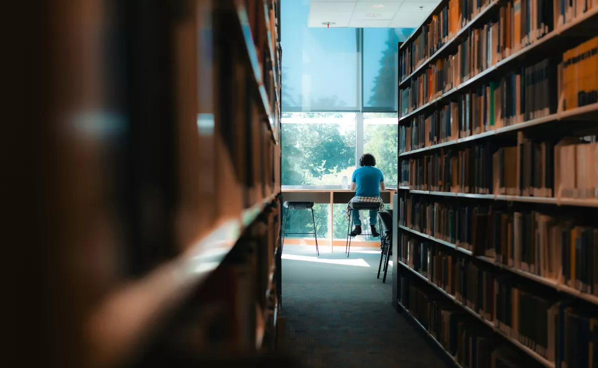 Imagen de un estudiante universitario estudiando / CANVA