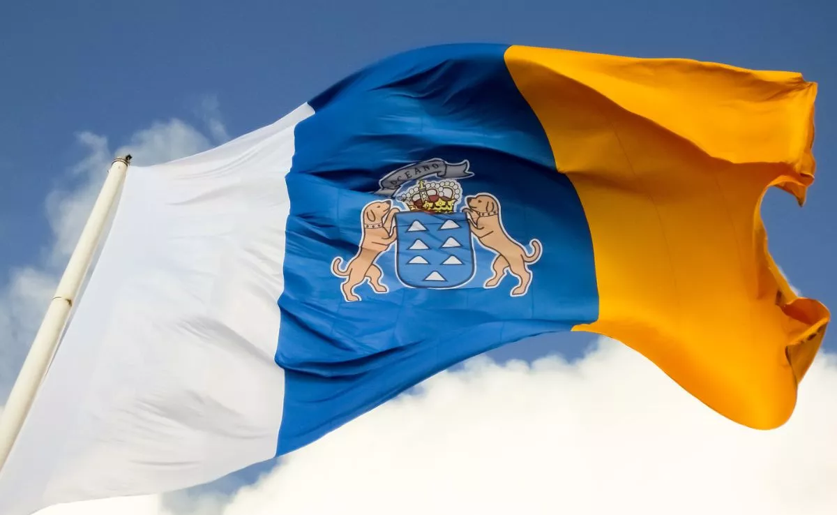 Bandera canaria con cielo detrás. /Flickr