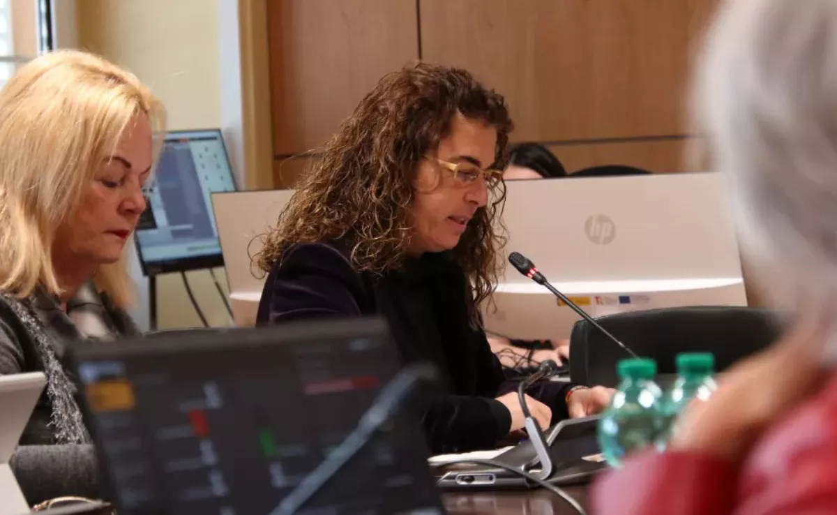 A la derecha de la imagen, la concejala de Podemos Gemma Martínez / AH