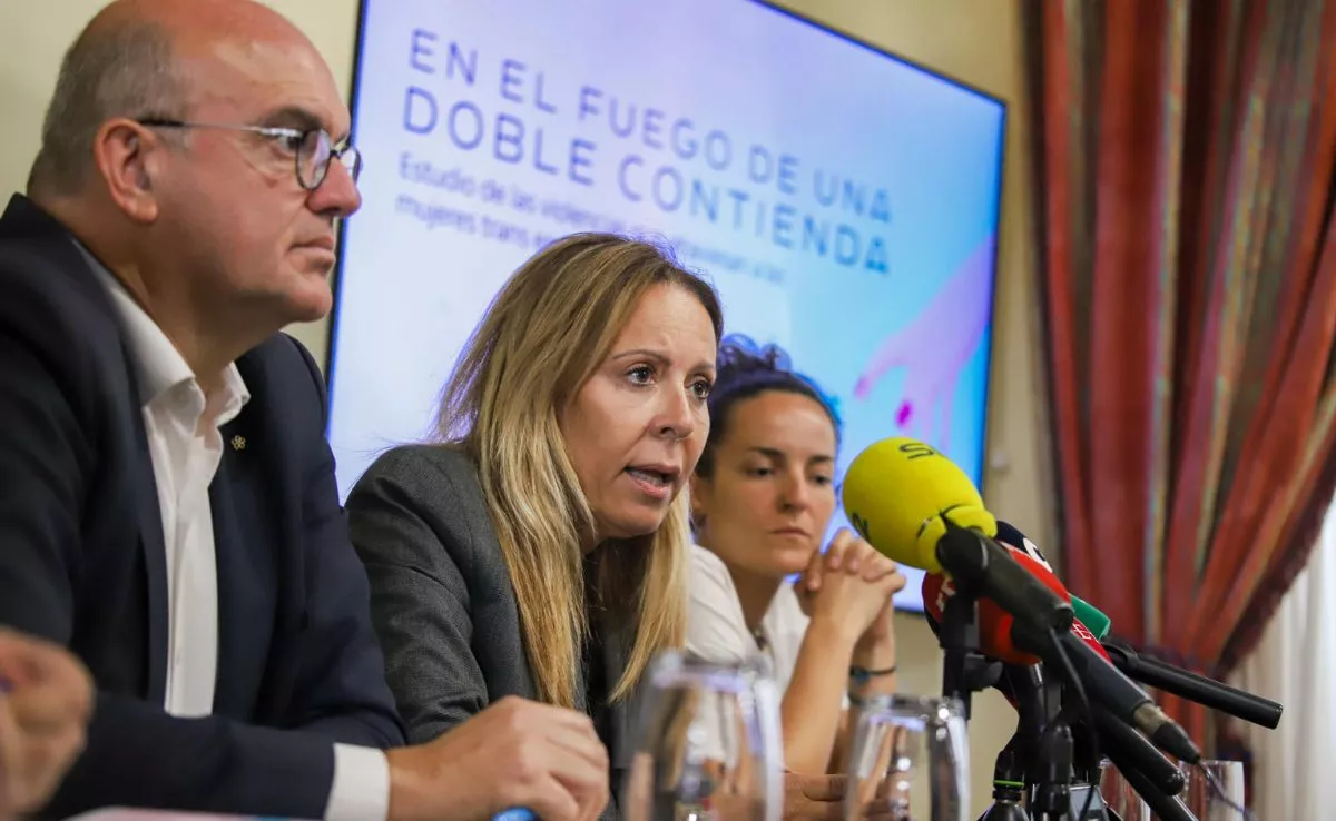 La consejera de Igualdad del Cabildo de La Palma, Ángeles Fernandez, la responsable de la unidad Transcan en La Palma, Tamara Peña, y el delegado del Gobierno en Canarias, Anselmo Pestana. /EFE / Luis