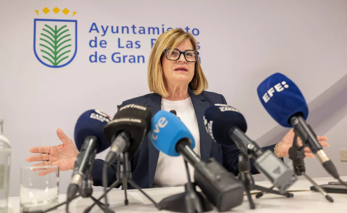 La concejala Inmaculada Medina, en el momento de anunciar su dimisión. / EFE - QUIQUE CURBELO