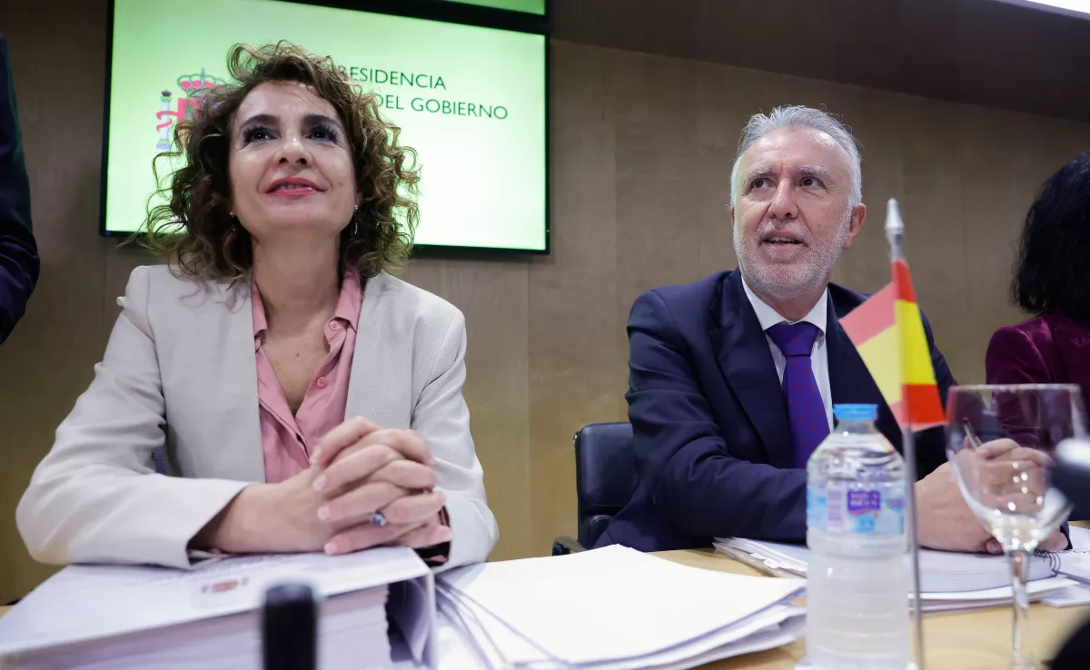 María Jesús Montero junto a Ángel Víctor Torres / EFE