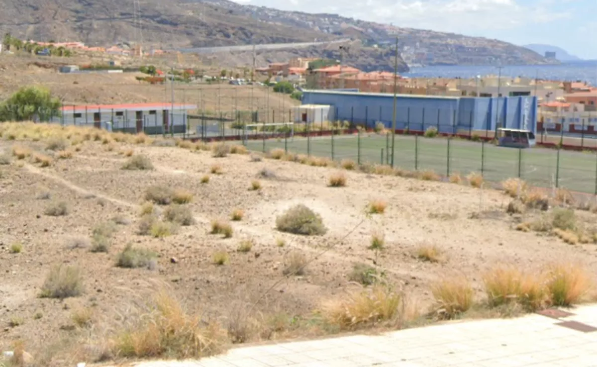 Candelaria busca solares para alquilar durante cuatro años y destinarlos a aparcamientos. En la imagen, uno de los posibles solares. / AH