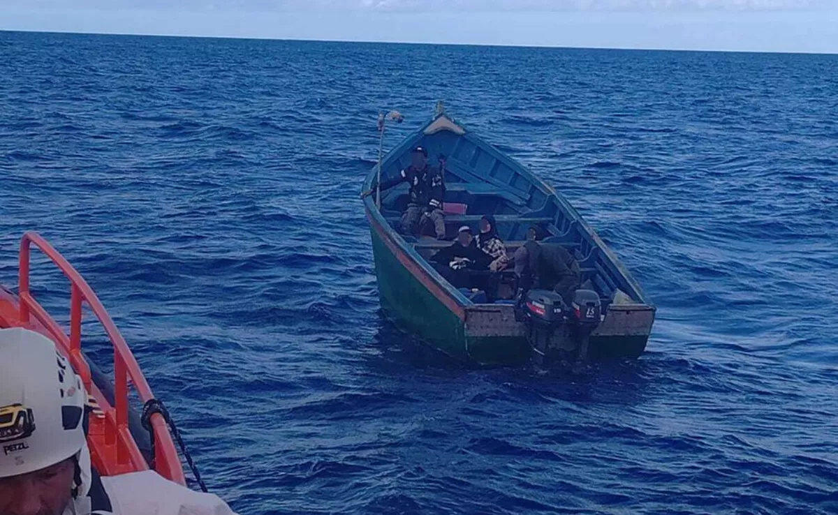 Imagen de la patera rescatada / SALVAMENTO MARÍTIMO