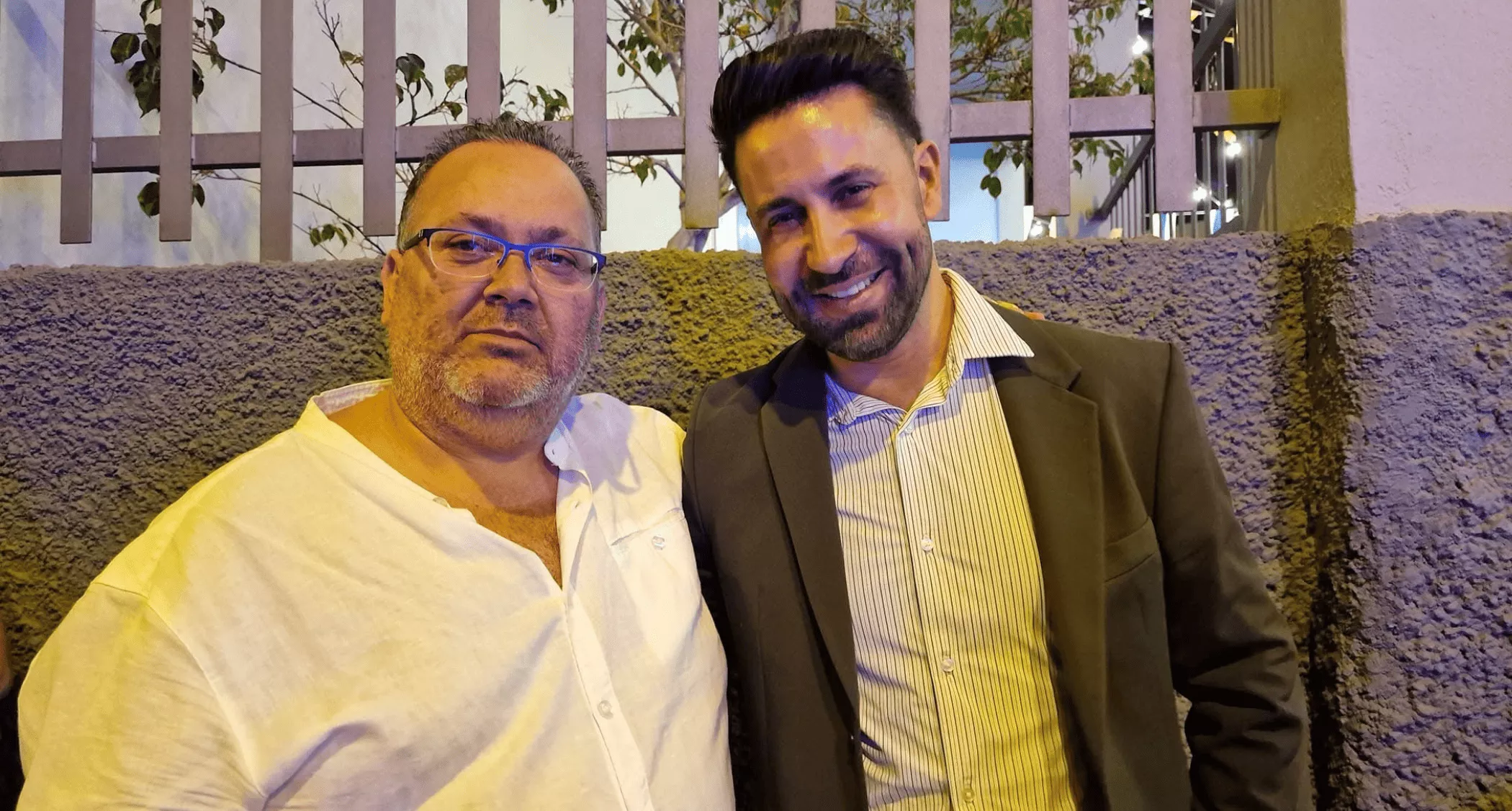 De chófer de José Eduardo Ramírez a candidato para ocupar el vacío que deja Inmaculada Medina. En la imagen, a la izquierda, Alexis Rodríguez posa junto al concejal de Limpieza, Héctor Alemán. / AH 