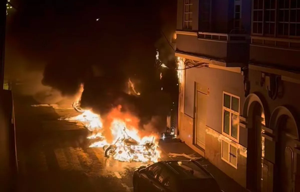 Un incendio en Nicolás Estévanez alcanza un hotel y varios vehículos sin dejar heridos. AH