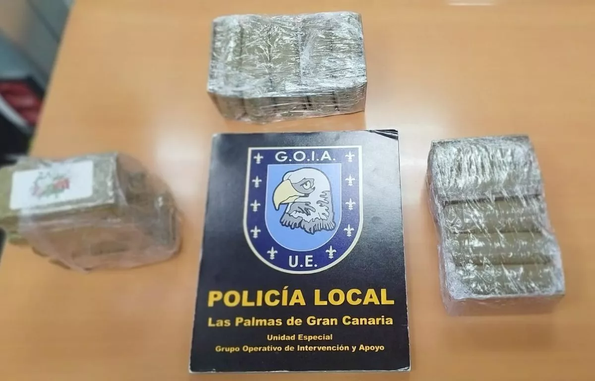 Detenido en El Batán con tres paquetes de hachís durante un control policial. POLICÍA LOCAL LPA