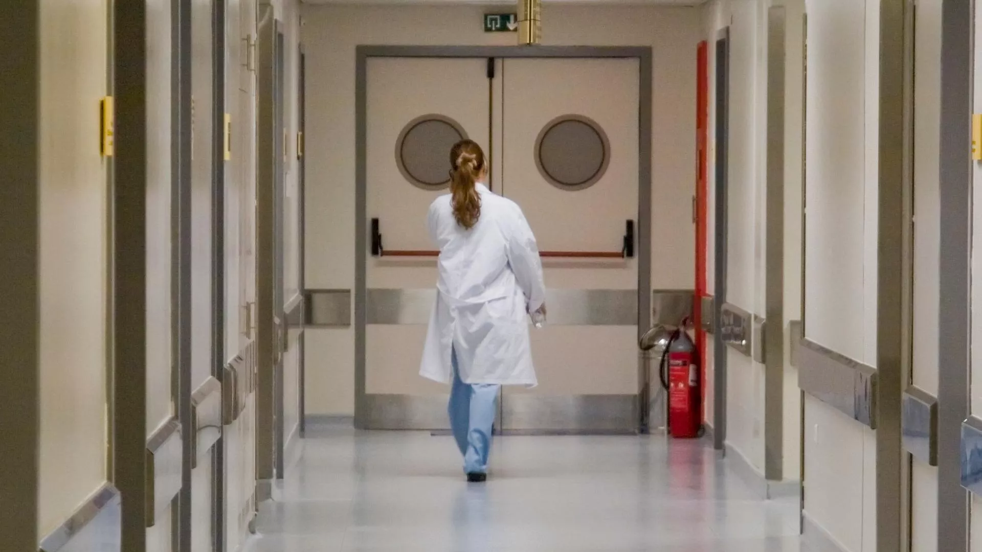 Enfermera andando por el pasillo de un hospital. /Cedida