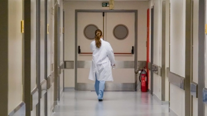 Enfermera andando por el pasillo de un hospital. /Cedida